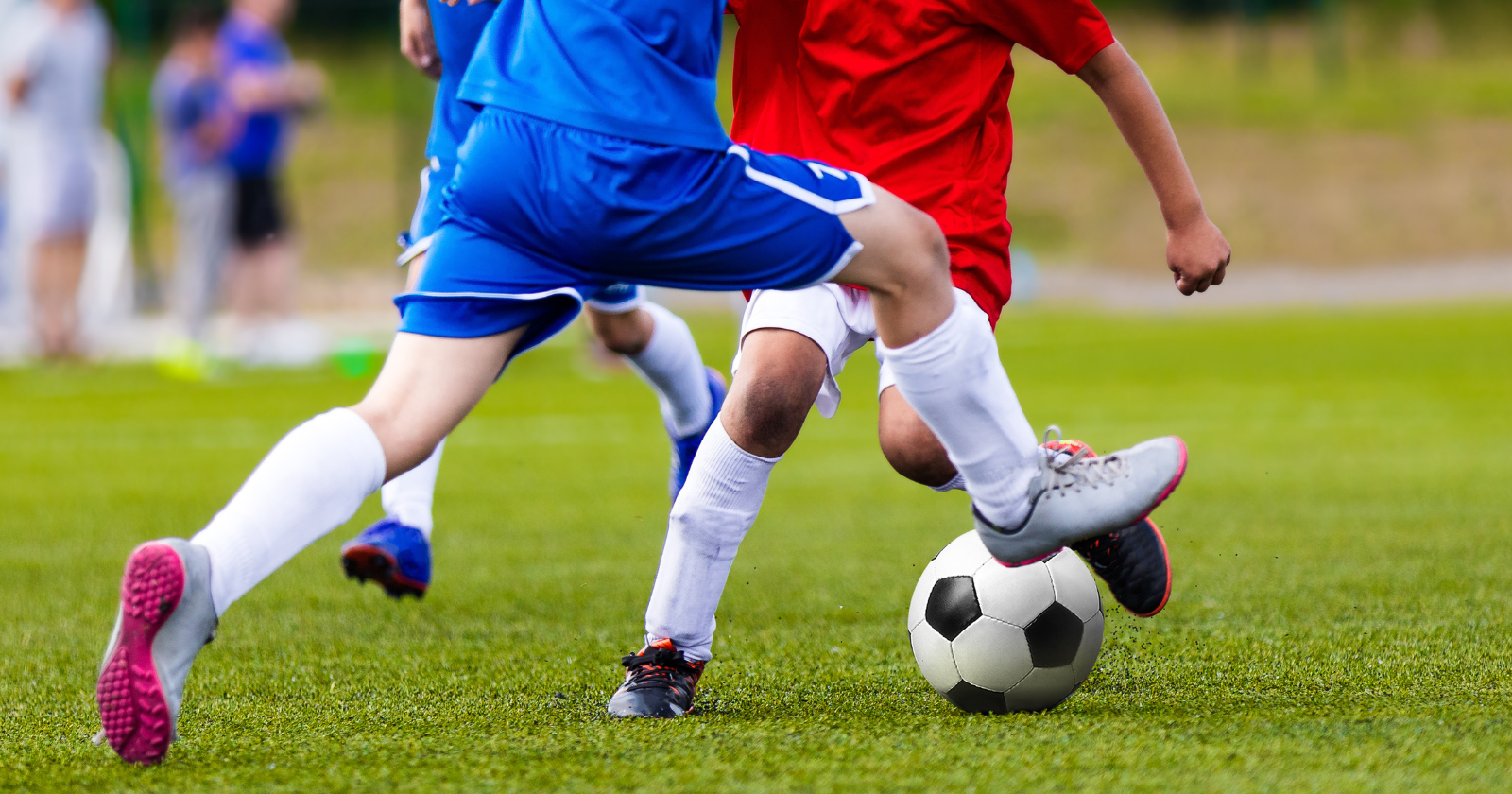 A foto mostra pessoas jogando futebol.