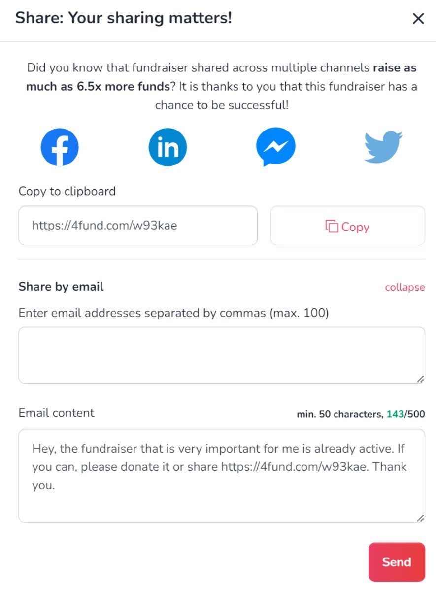 View of the extended menu of sharing tools. At the very top you can see the social media icons: facebook, messenger, linkedin and twitter. Below this is the built-in mailing tool consisting of a text field for entering recipients' email addresses and a second field for the message content.